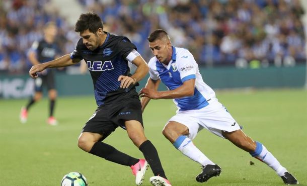 18.08.2017. El centrocampista del Alavés Manu García (d) disputa un balón con el centrocampista brasileño del Leganés Gabriel Pires (i). Efe
