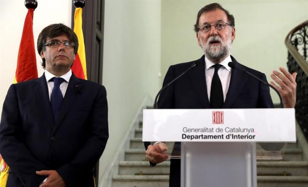 18.08.2017. El presidente del Gobierno, Mariano Rajoy (d), y el presidente de la Generalidad de Cataluña, Carles Puigdemont (i), durante la declaración institucional. Efe.