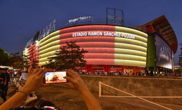 19.08.2017. El Ramón Sánchez Pizjuán se ilumina con los colores de la bandera de Cataluña en homenaje a las víctimas fallecidas durante los atentados del pasado. Efe