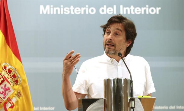 21.08.2017. El secretario de Relaciones con la Sociedad Civil de Podemos, Rafael Mayoral, durante la rueda de prensa posterior a la reunión del pacto antiyihadista celebrada hoy en Madrid. Efe.