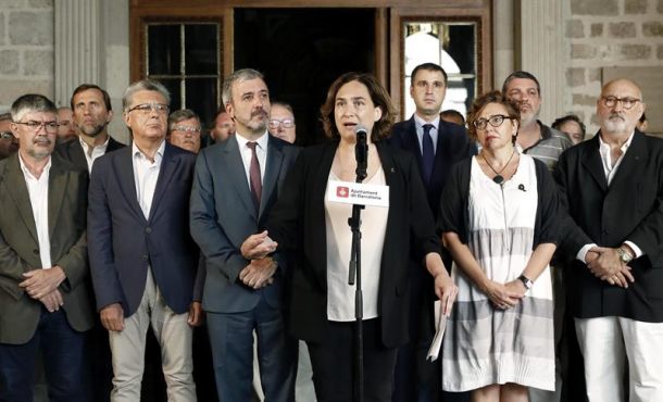 22.08.2017. La alcaldesa de Barcelona, Ada Colau (c), habla con los medios tras la reunión que ha presidido esta mañana en Barcelona con los agentes económicos. Efe