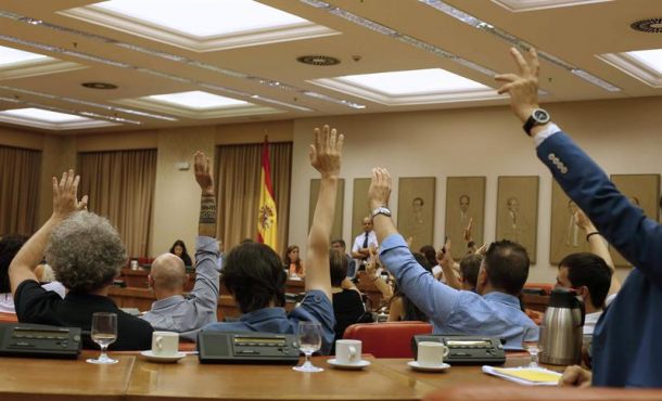 24.08.2017. Los portavoces de los partidos políticos votan durante la reunión de la Diputación Permanente del Congreso de Los Diputados. Efe.