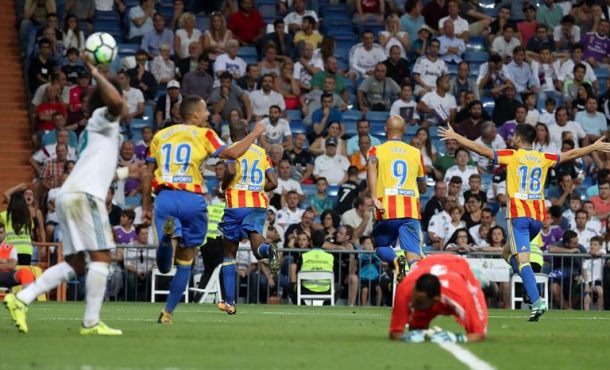 27.08.2017. Los jugadores del Valencia CF celebran el segundo gol del equipo frente al Real Madrid, durante el partido de la segunda jornada de Liga en Primera División. Efe.