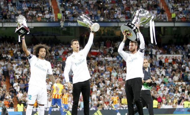 28.08.2017. Los jugadores del Reasl Madrid (i-d) Marcelo, Cristiano Ronaldo y Sergio Ramos muestran al público los trofeos de la Supercopa de España, la Supercopa de Europa y la Copa. Efe
