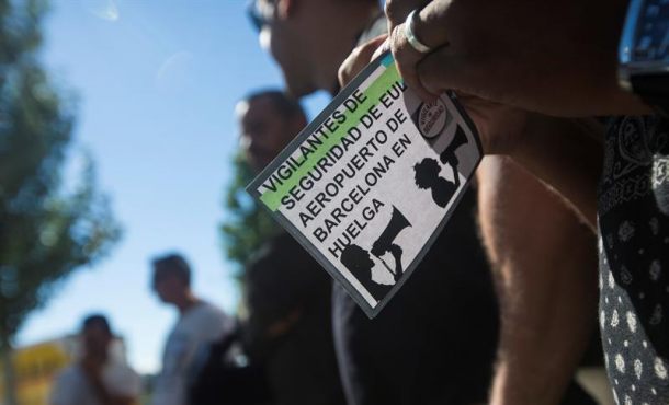 BACLONA (ESPAÑA), 10.08.2017. Empleados de la empresa Eulen, a la espera del inicio de la asamblea de trabajadores que ha decidido no aceptar la propuesta. Efe.