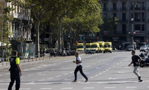 BARCELONA (ESPAÑA), 17.08.2017. Efectivos policiales y de emergencia en el lugar en el que se ha producido esta tarde un atropello. Efe.