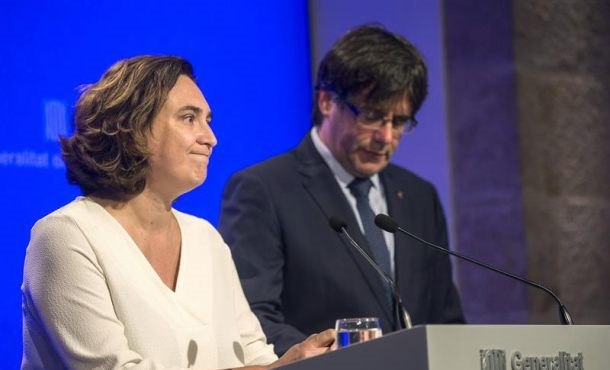 BARCELONA (ESPAÑA), 17.08.2017. El presidente de la Generalidad Carles Puigdemont, y la alcaldesa de Barcelona, Ada Colau. Efe.