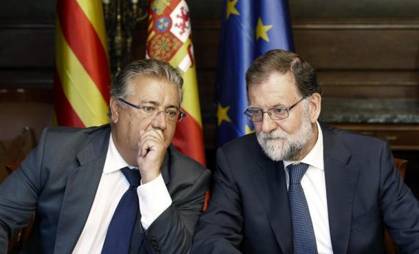 BARCELONA (ESPÑA) 17.08.2017. El jefe del Ejecutivo, Mariano Rajoy (d), y el ministro del Interior, Juan Ignacio Zoido (i), durante la reunión. Efe