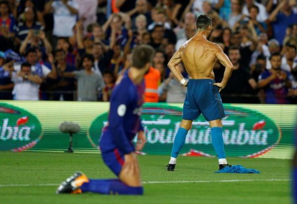 CAMPO NUEVO (BARCELONA) ESPAÑA, 13.08.2017. Ida d ela final de la Supercopa de España (1-3) senten cia el Real Madrid. En la imagen, el astro merengue, Cristiano Ronaldo se desnuda. Reuters