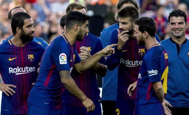 CAMPO NUEVO DE FC BARCELONA (CATALUÑA) ESPAÑA, lunes 07.08.2017. Los jugadores del Barcelona Leo Messi (d), Luis Suárez (i) y Gerard Piqué (c). Efe.