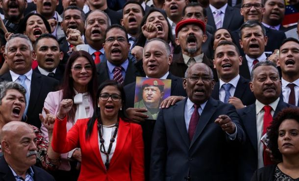 CARACAS 8VENEZUELA), viernes 4 de agosto de 2017. La presidenta de la Asamblea Nacional Constituyente, Delcy Rodríguez (i-abajo), Diosdado Cabello (c). Efe