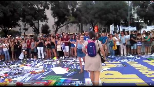 CATALUÑA (ESPAÑA), 26.08.2017. En la imagen, en el centro, la separatista en falta tejano insulta a una simpatizante. Lasvocesdelpueblo