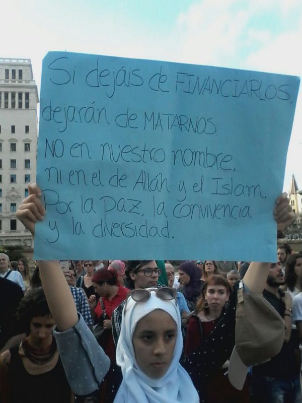 CATALUÑA (ESPAÑA), 26.08.2017. Una islamista denuncia en su pancarta que 'España financia el terrorismo islámico' para que los terroristas 'asesinan a los catalanes'. Lasvocesdelpueblo