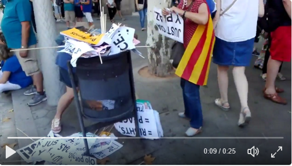 CATALUÑA (ESPAÑA), 26.08.2017.Captura de las imágenes de la separatista catalana destrozando los carteles improvisado. Lasvocesdelpueblo