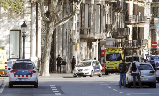 CATALUÑA (ESPAÑA), jues. 17.08.2017.Efectivos policiales y de emergencias en la zona en la que una furgoneta ha atropellado.. Efe.