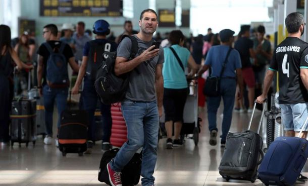 CATALUÑA (ESPAÑA), lunes 28 de agosto de 2017. En la imagen, un pasajero durante su viaje hoy en el Aeropuerto 'El Prado' de Barcelona. Efe.