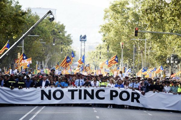 CATALUÑA (ESPAÑA), sábado 26 de agosto de 2017. En la cabecera de la manifestación «No Tengo Miedo» ni un solo representante del Esta sino inmigrantes, asociaciones islamistas. lasvocesdelpueblo