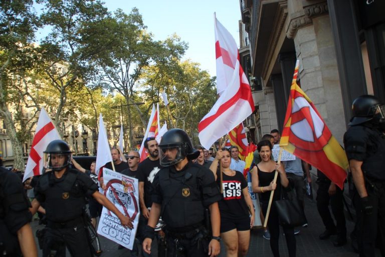 DN marcha contra atentados islamistas en Cataluña resistiendo al «circo» separatista y CUP