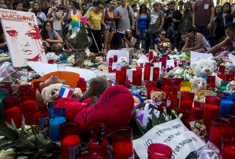 LOS CIUDADANOS DEJAN FLORES Y VELAS EN LAS RAMBLAS PARA RECHAZAR LA VIOLENCIA