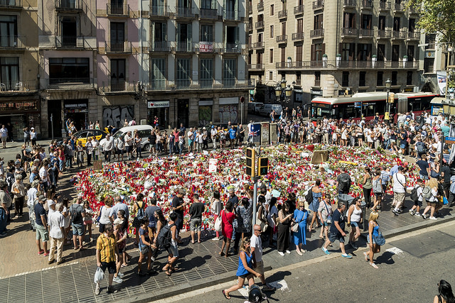 Centenares de personas homenajean a las víctimas de los atentados islamistas de Barcelona. Fuentes Ayuntamiento de Barcelona. Lasvocesdelpueblo
