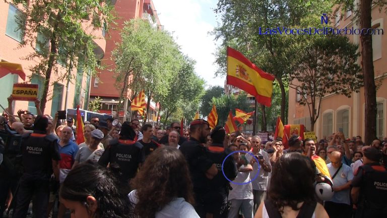 Butifarras Catalanas (Corte de Manga) de un catalán a CUP ante el Cuartel de Guardia Civil