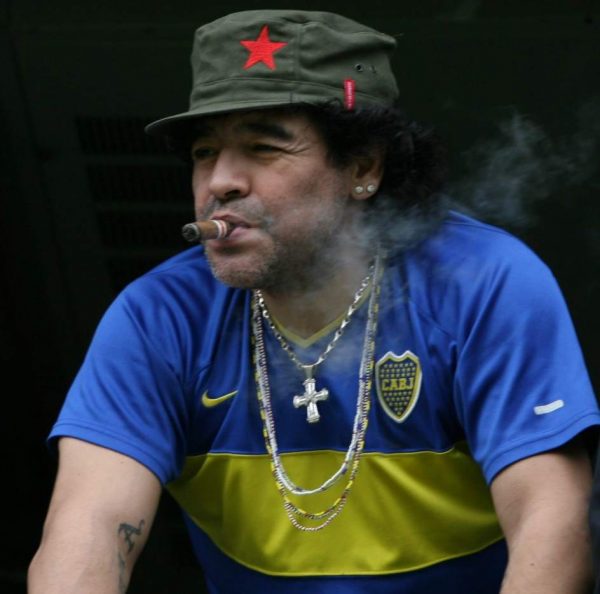 Diego Armando Maradona se fuma un habano durante un partido de Boca Juniors en noviembre de 2011. Archivo Efe