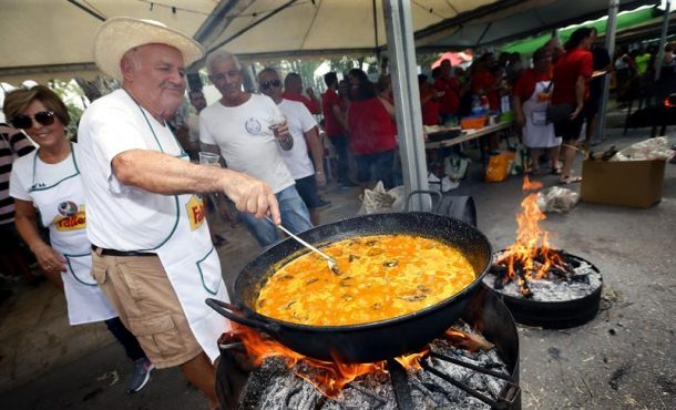 ELCHE (ESPAÑA), 10.08.2017. Más de 2.500 personas han podido degustar hoy del arroz con costra más grande del mundo, un plato típico de la ciudad de Elche que se elabora cada 10 de agosto. Efe