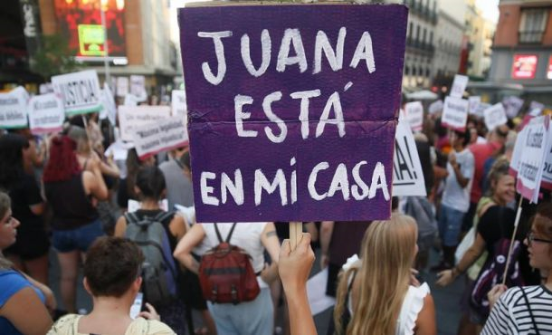 El Juzgado de Primera Instancia 3 de Granada ha citado hoy a Juana Rivas, que sigue ilocalizable tras incumplir el pasado 26 de julio la orden judicial de. Efe