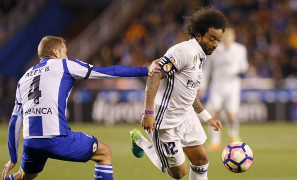 El defensa brasileño del Real Madrid Marcelo Vieira (d) y el centrocampista del Deportivo Alejandro Bergantiños en el estadio de Riazor, en La Coruña. Efe
