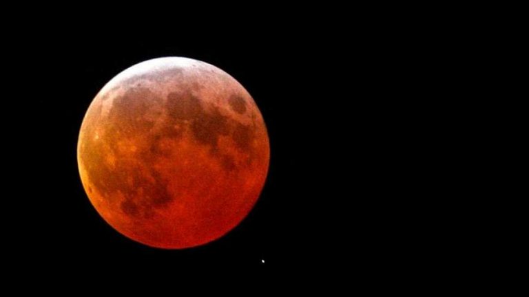 El eclipse parcial de Luna de hoy podrá verse muy poco en España