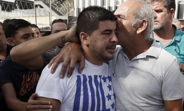 El padre y el marido de Rocío Cortés, la joven fallecida el pasado domingo en un accidente en un ascensor del hospital sevillano de Virgen de Valme. Efe.