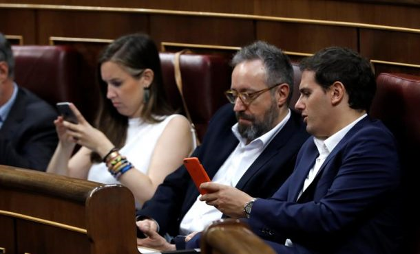 El presidente de Ciudadanos, Albert Rivera (d), junto al portavoz parlamentario, Juan Carlos Girauta, durante un debate en el Congreso de los Diputados. Archivo Efe.