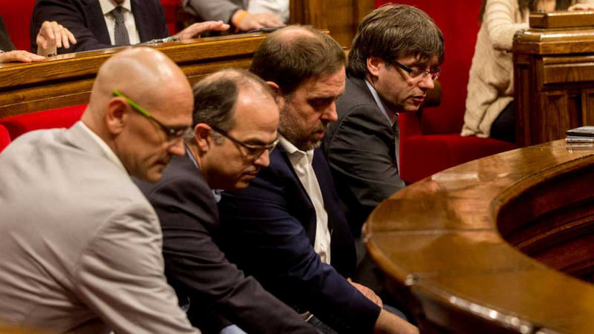 El presidente de la Generalidad de Cataluña, Carles Puigdemont, junto al vicepresidente del Ejecutivo catalán, Oriol Junqueras (3i), el consejero de la Presidencia Jordi Turull (2i). Efe