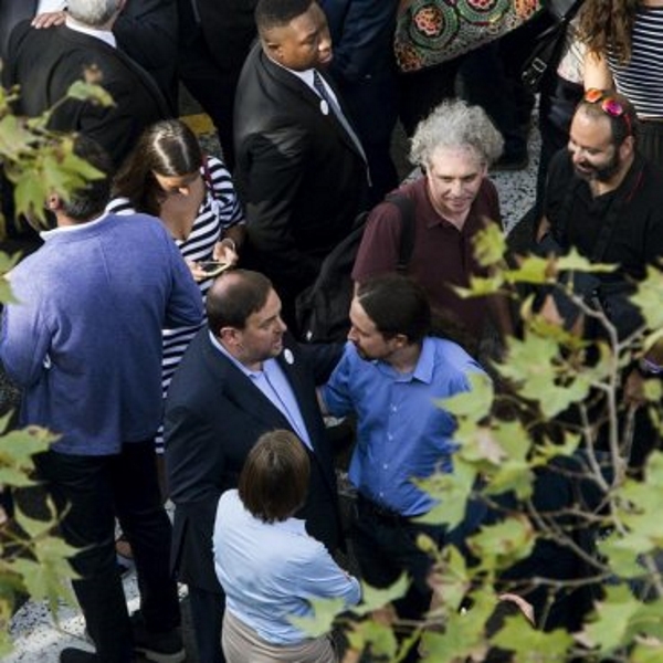 En el centro de la imagen, el líder de ERC y vicepresidente del Gobierno catalán, Oriol Junqueras (i) durante un encuentro con el líder de Podemos, Pablo Iglesias. Efe.