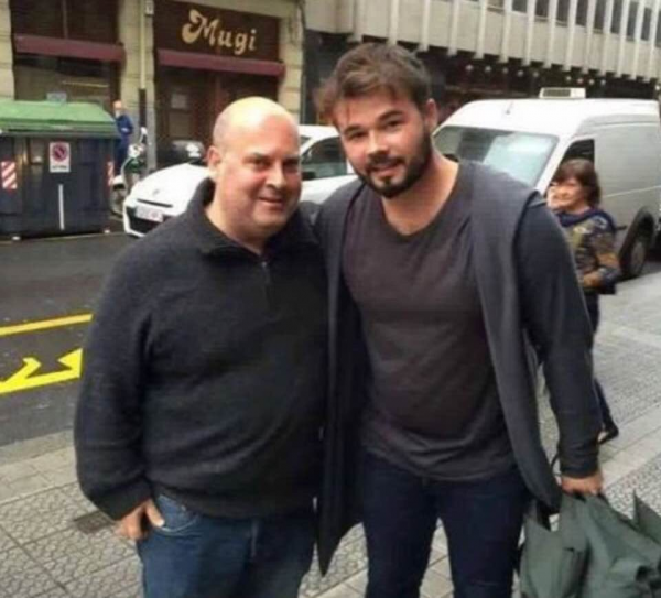 En la derecha de la imagen a parece el portavoz adjunto de la formación del Gobierno de la Generalidad de Cataluña (ERC) en el Congreso de los Diputados, Gabriel Rufián. Lasvocesdelpueblo