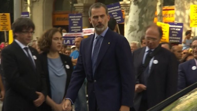 El rey llega a la marcha «No Tengo Miedo» en medio de una pitada separatista: «¡Fuera el Borbón!»