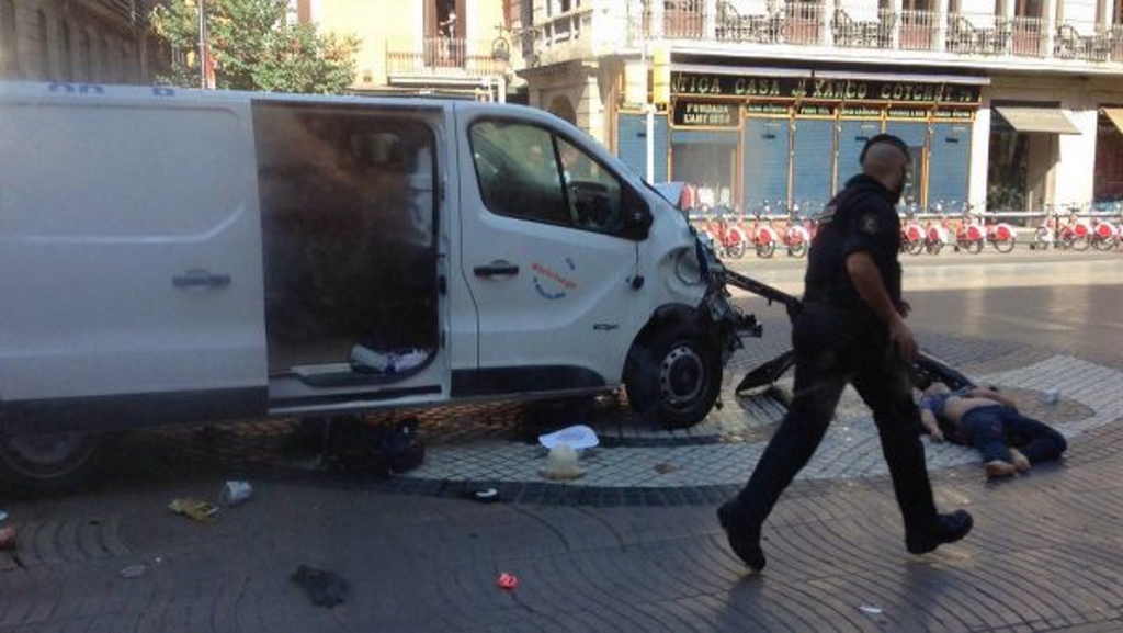 FOTOGRAFÍA. BARCELONA (ESPAÑA), 17.08.2017. En la imagen, una víctima tras el atropello masivo hoy en Barcelona, la mayor masacre terrorista . Ñ Pueblobl