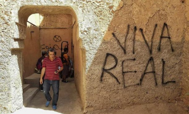 Fotografía facilitada por CHAOUI productions, del rodaje de 'Hala Madrid, Viva Barsa', del director marroquí Abdelilá Jauahri. Efe.
