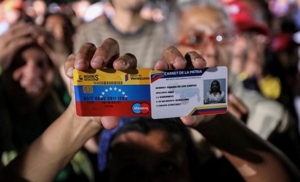 Fotografía tomada el pasado 30 de julio en la que se registró a una simpatizante del oficialismo chavista en Venezuela, tras participar en las recientes. Efe.