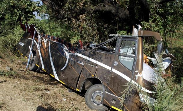 Imagen de archivo de un autobús accidentado en India en 2015. Archivo Efe.