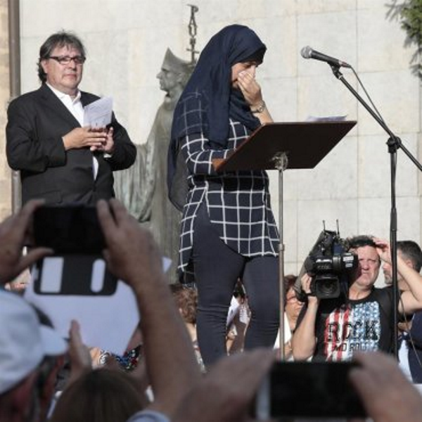 La portavoz de la comunidad musulmana, Hafida Oukabir, se emociona durante su intervención en el acto a favor de la paz y en contra del terrorismo. Efe