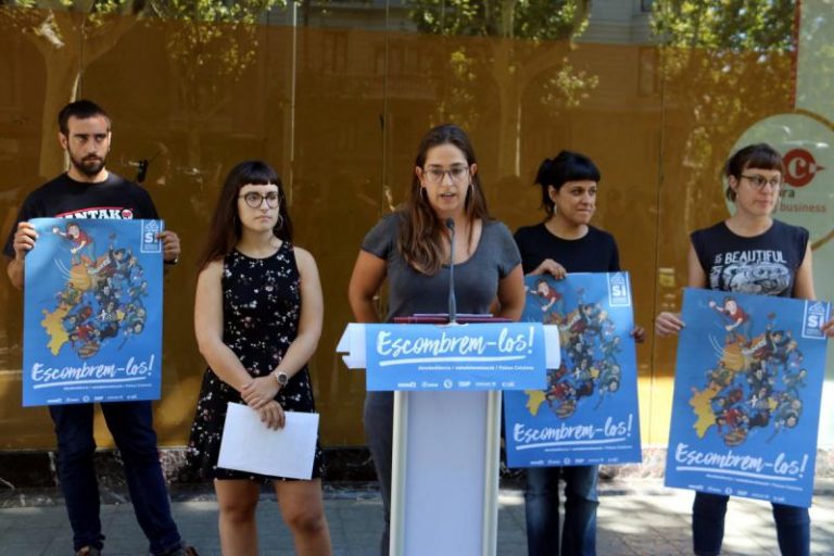La portavoz de la escuadra de asalto de CUP (ARRAN) junto a CUP y escuadra ADELANTE, Mar Ampurdanès, hoy 10.08.2017, durante la presentación de campaña del 1-O de CUP. ACN 