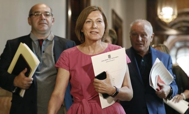 La presidenta del Parlamento de Cataluña, Carme Forcadell, en el primer plano (c), en imagen archivo Efe.