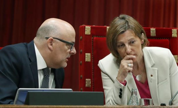 La presidenta del Parlamento de Cataluña, Carme Forcadell, y el vicepresidente primero, Lluís Corominas, charlan durante una sesión plenaria del Parlamento catalán. Archivo Efe.
