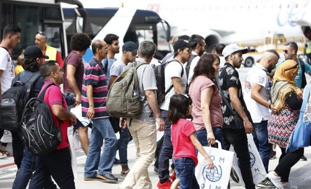 MADRID, 23.08.2017. Llegada hoy al aeropuerto Adolfo Suárez Madrid-Barajas de un total de 164 refugiados procedentes de Grecia. Efe.