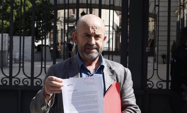 MADRID (ESPAÑA), 10.08.2017. El representante de la Asociación para la Recuperación de la Memoria Histórica, Bonifacio Sánchez, muestra la petición. efe