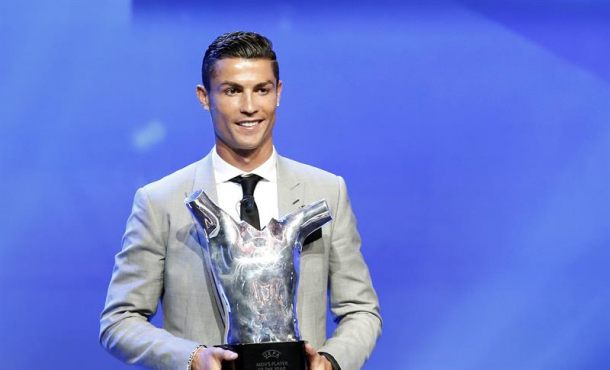 MONTECARLO 24.08.2017. El delantero portugués del Real Madrid, Cristiano Ronaldo, posa con el trofeo como mejor jugador de Europa en la temporada 2016-2017, durante la Gala de la UEFA. Efe.