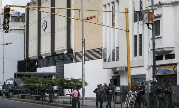 Miembros de un contingente de la Guarda Nacional Bolivariana fueron registrados este sábado a las afueras del edificio principal del Ministerio Público (MP), en Caracas (Venezuela). Efe.