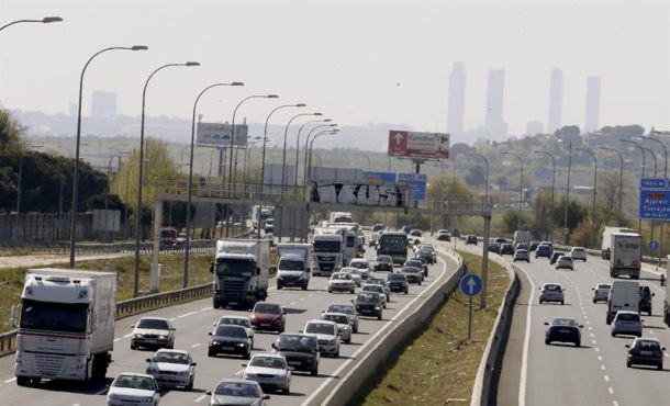 Más de 20.000 controles diarios de alcohol y drogas a los conductores efectuarán los agentes de la Agrupación de Tráfico de la Guardia Civil en este puente. Archivo Efe.
