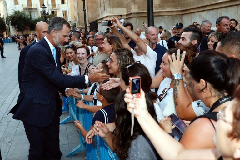 Los reyes reciben el saludo de medio millar de personas ante el Palacio de La Almudaina